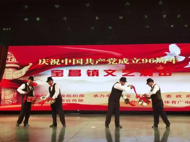 铁笼中的小鹿逃脱